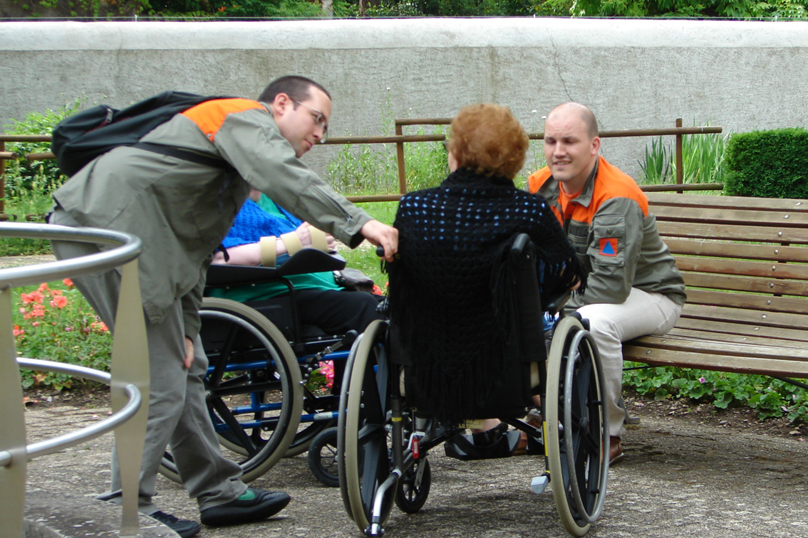 Des astreints dans un exercice pour accompagner des aînés