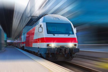 Un train à grande vitesse dans une gare