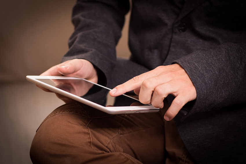 Une personne utilise une tablette numérique