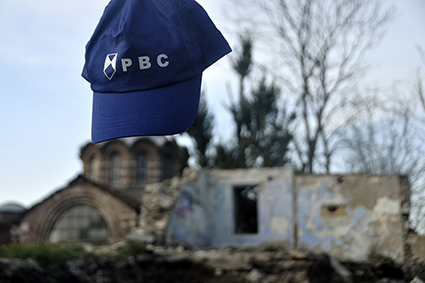 Une casquette PBC prise devant un site classé