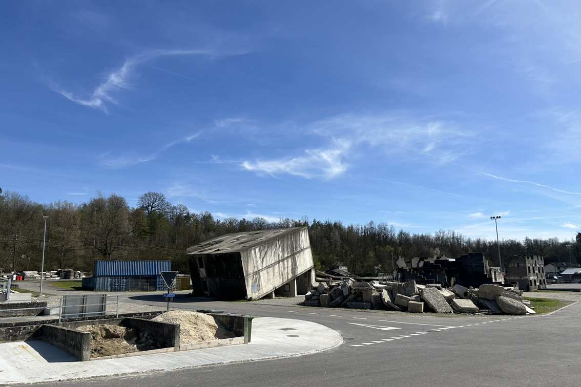 Vue d'une partie du village et de ses bâtiments détruits tels que rencontrés lors de sauvetage réel.